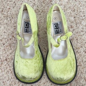Vintage City Snappers Green Velvet Mary Jane Platforms Size 7